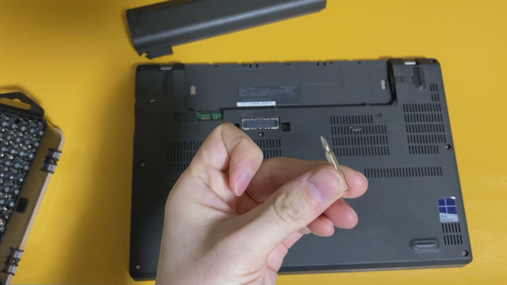 Lenovo（レノボ）【ThinkPad X270の分解】メモリ増設・SSD交換